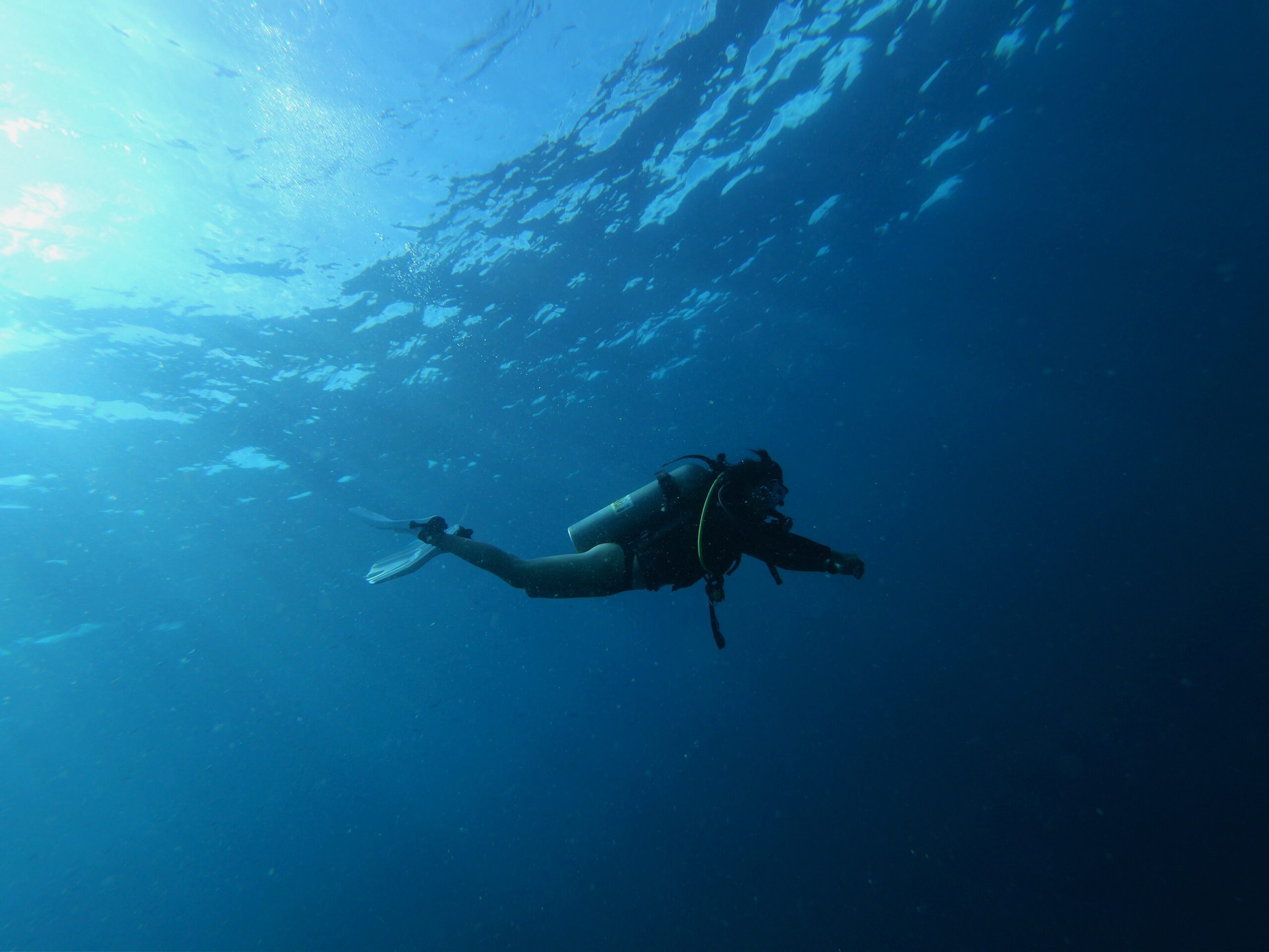 Plongeur avec handicap dans l'eau
